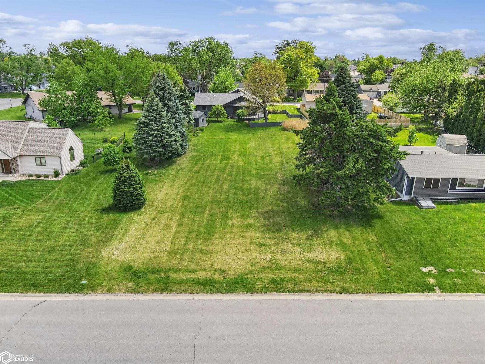 Property Photo:  1606 Crestview Drive  IA 50158 