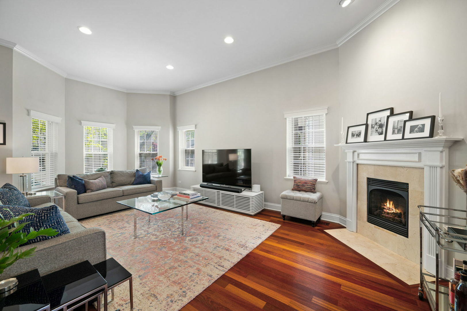 Property Photo: 3946 N Marshfield Avenue 1S IL 60613