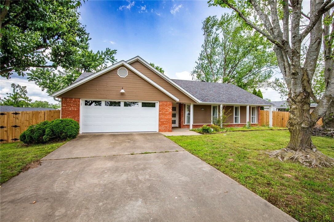 Property Photo:  2601 W Sumac Street  AR 72758 