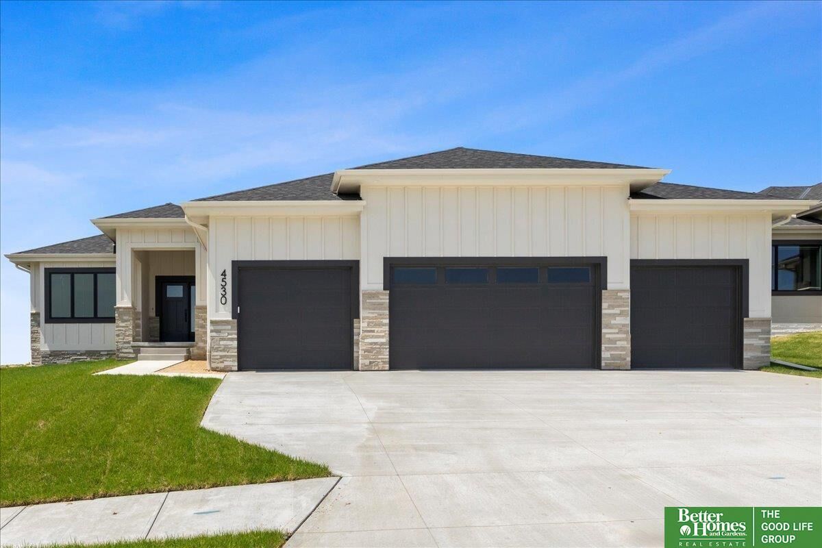 Property Photo: 5709 N 197th Street NE 68022