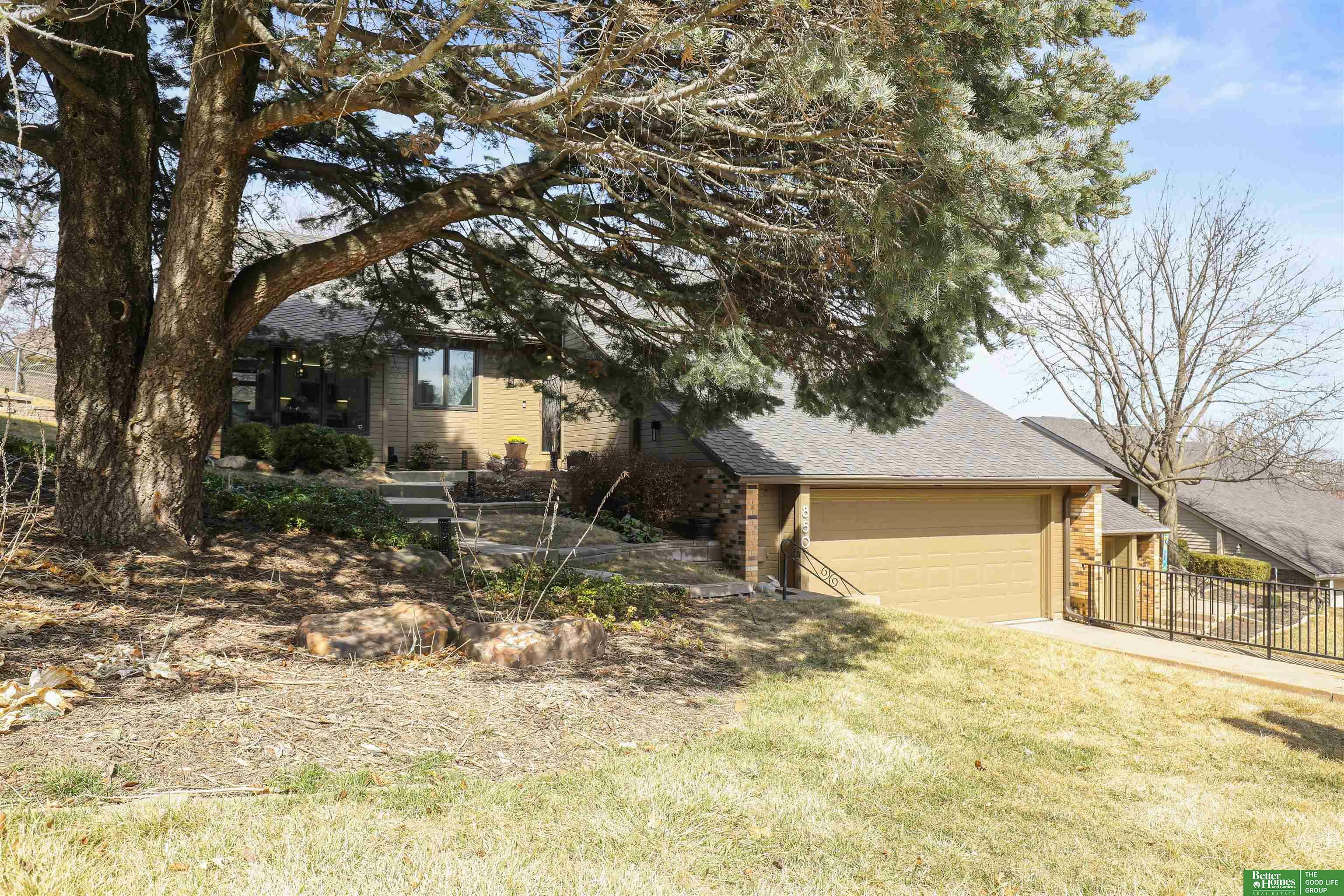 Property Photo: 850 S 112th Plaza NE 68154