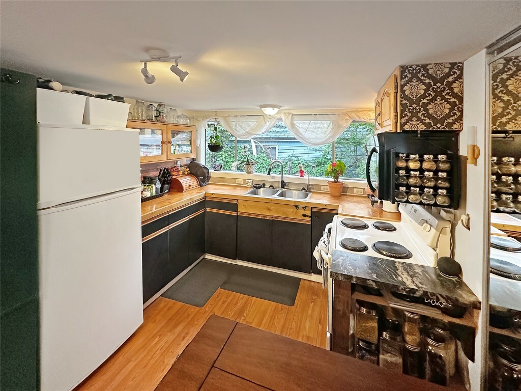 Property Photo: 956 Richter Avenue BC V0X 1K0