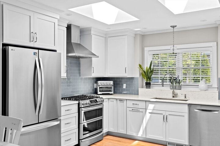 Property Photo:  5 Alexander Pl 5  MA 02066