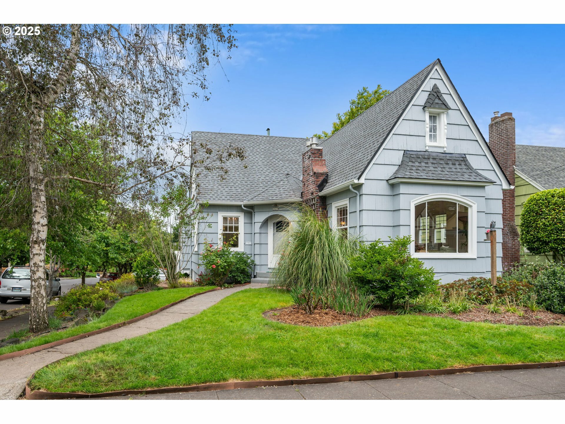 Property Photo:  2429 SE Harrison St  OR 97214 