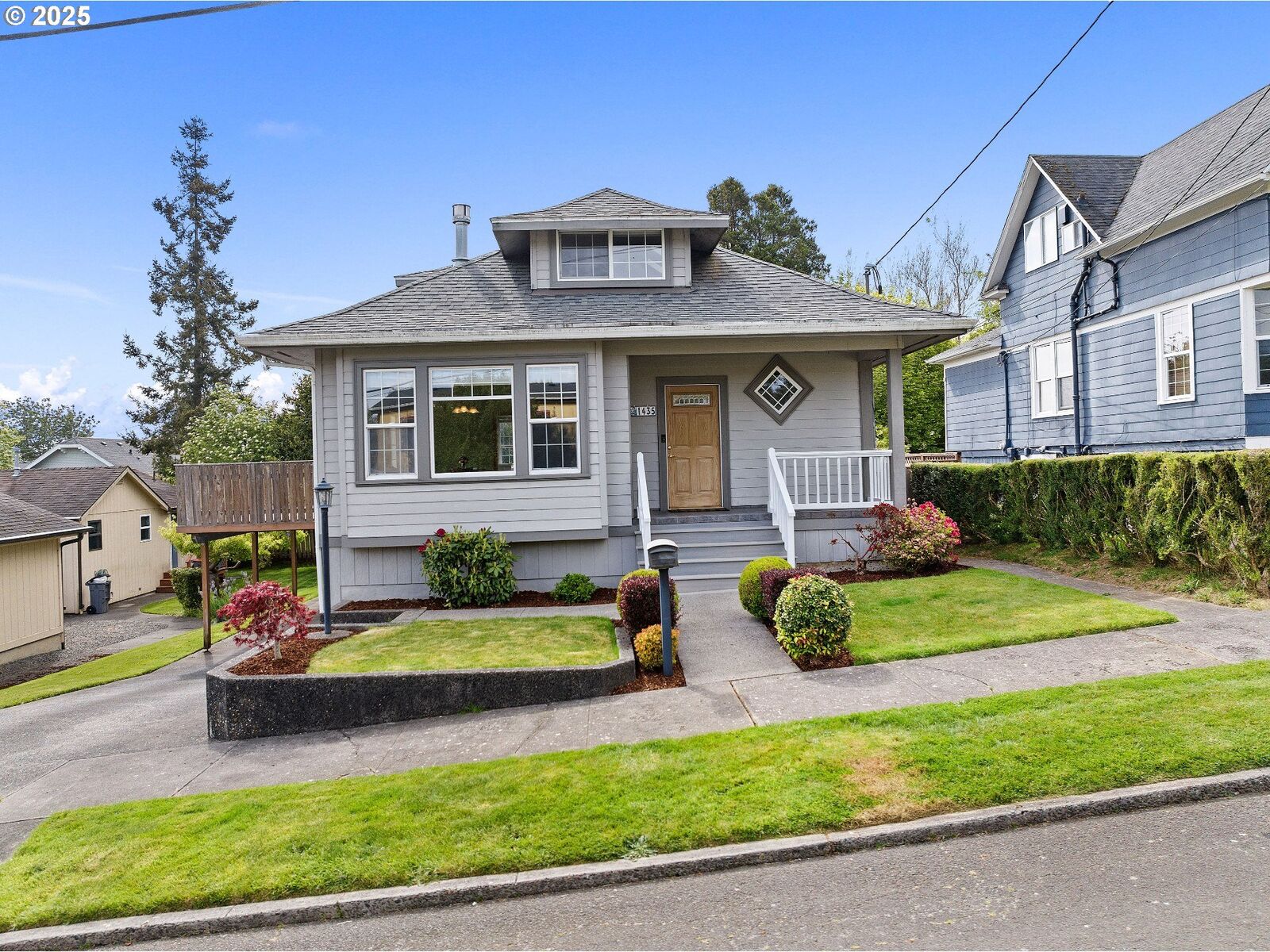 Property Photo:  1435 9th St  OR 97103 