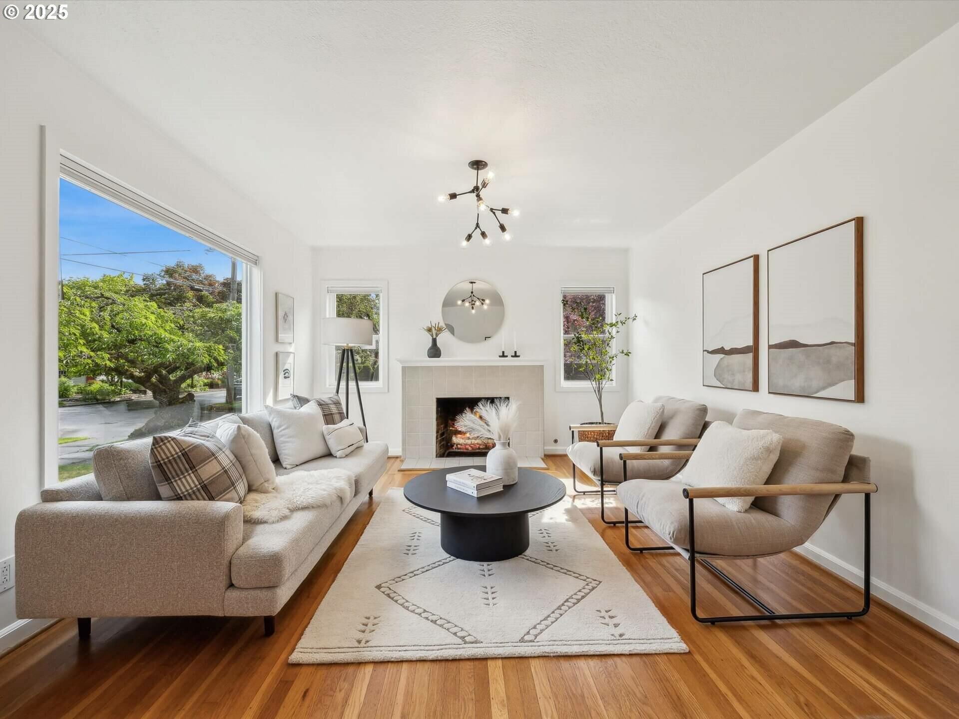 Property Photo: 3586 NE Holman St OR 97211