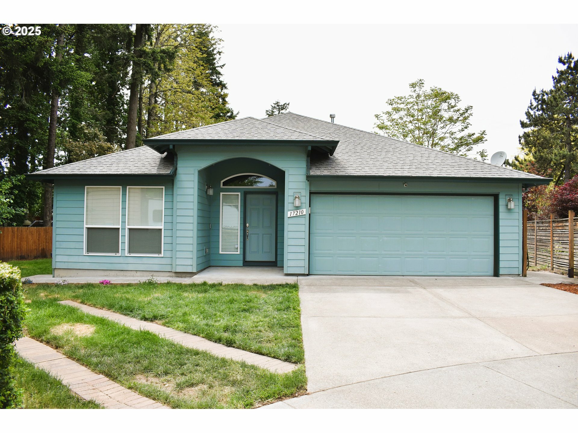 Property Photo: 17210 SE Woodward Ct OR 97236