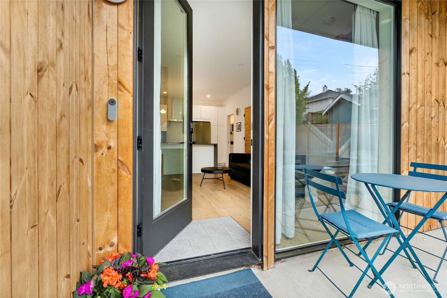 Property Photo: 914 B N 100th Street 2 WA 98133