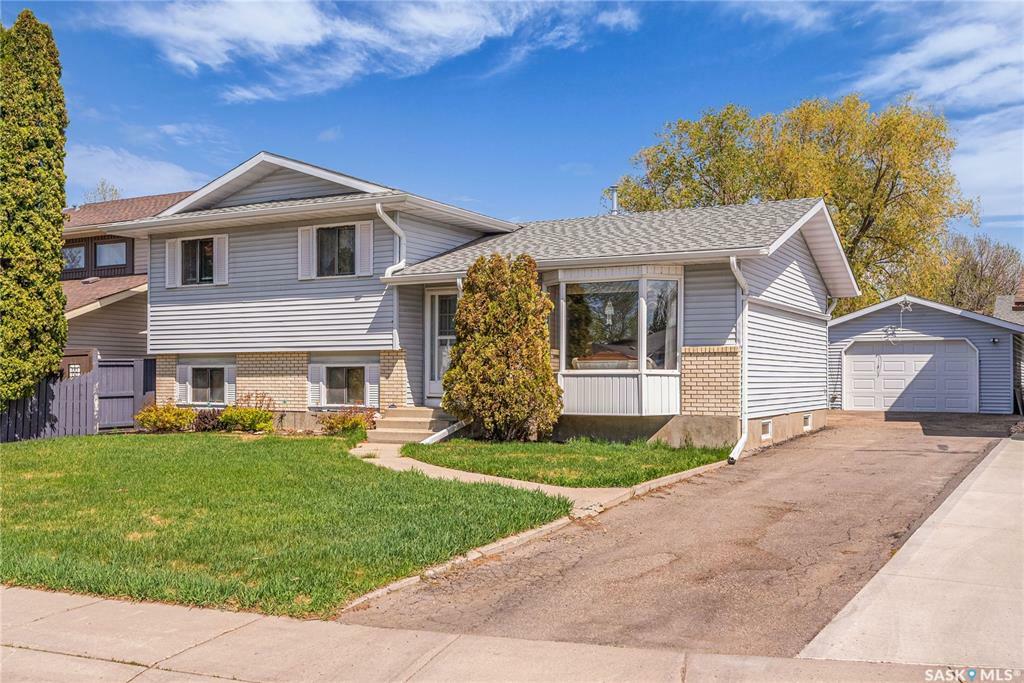 Property Photo: 634 Sherry Court SK S7M 5S2