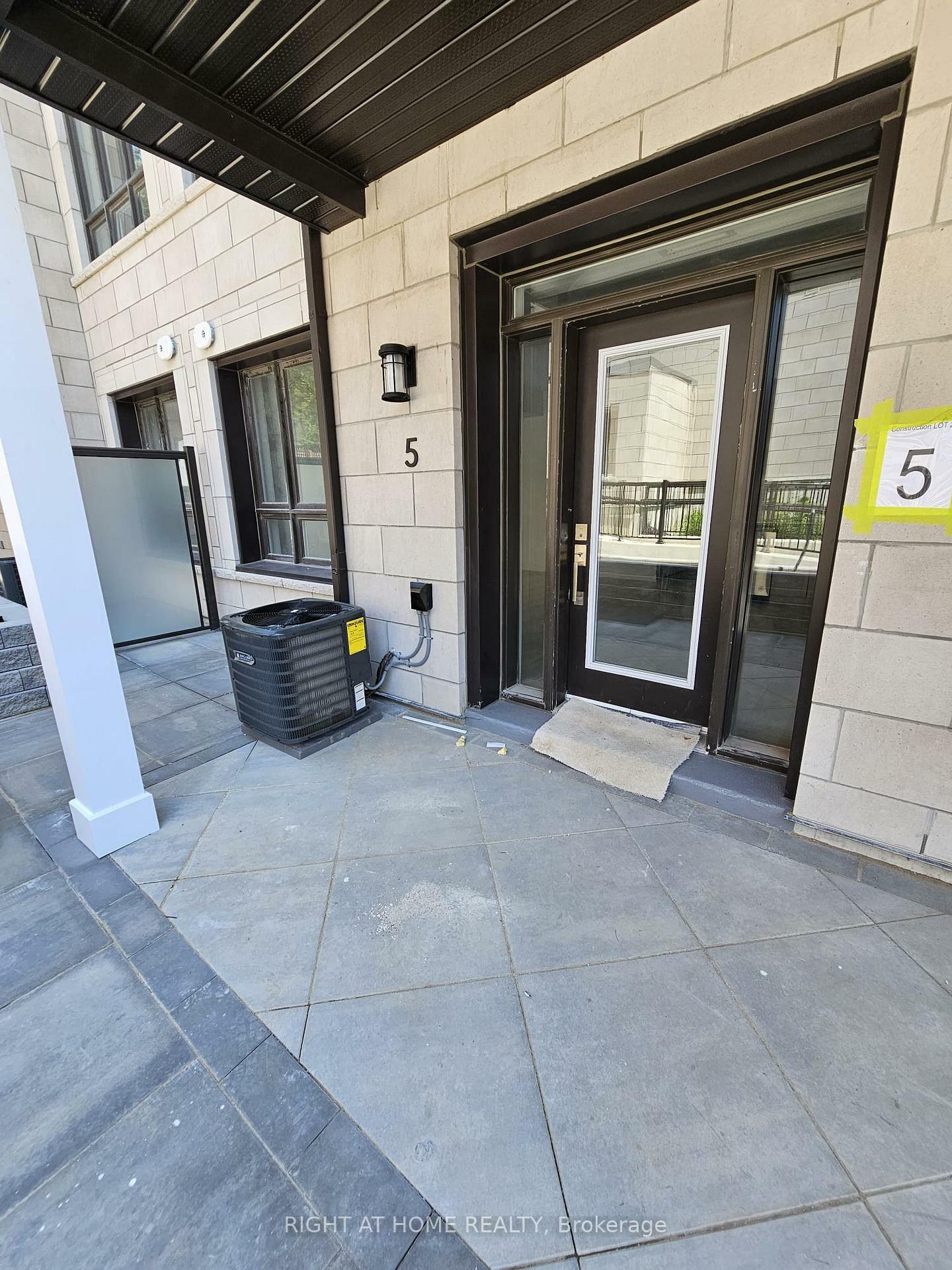 Property Photo:  4017 Hickory Drive 5  ON L4W 1L1 