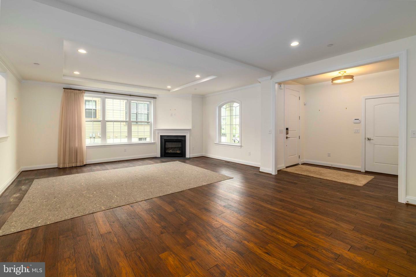Property Photo: 6098 Creekside Drive PA 19031