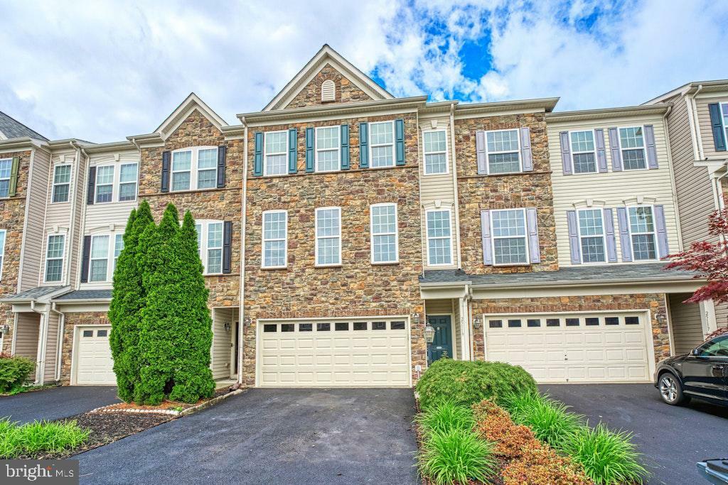 Property Photo: 25119 Sweetspire Square VA 20105