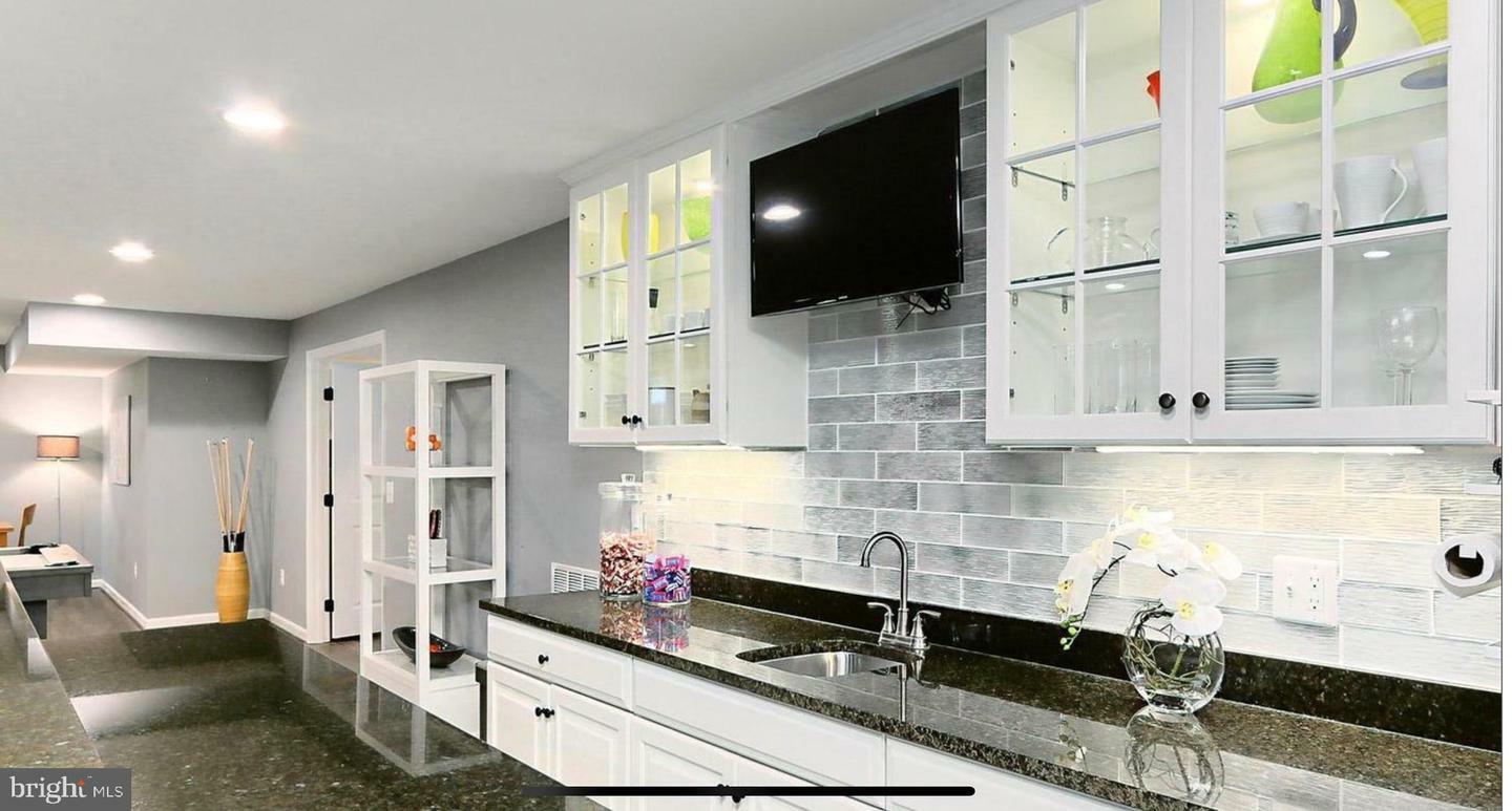 Property Photo:  6805 Lake Anne Court  VA 20187 