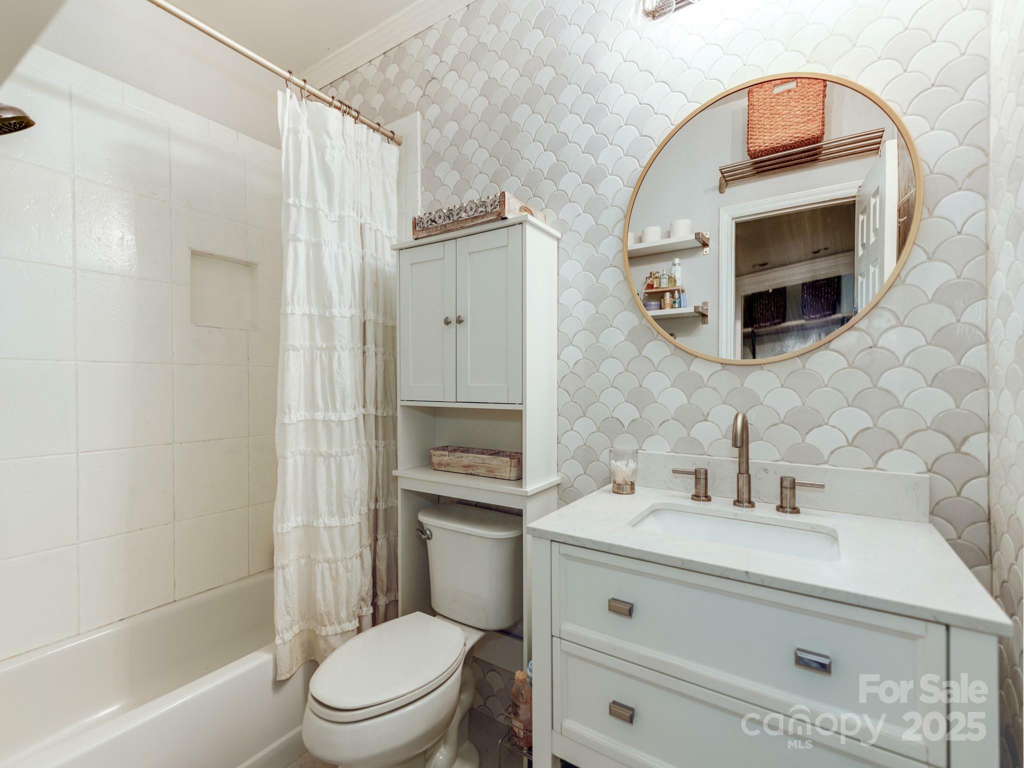 Property Photo: 3308 Selwyn Farms Lane 2 NC 28209