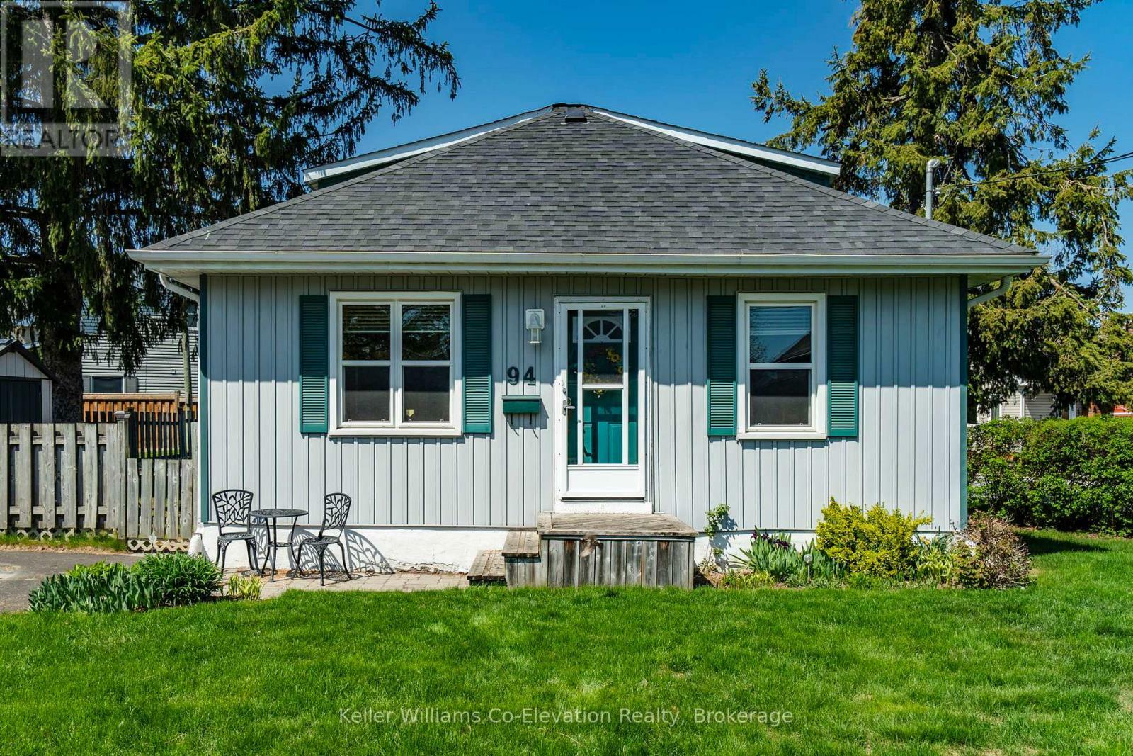 Property Photo: 94 Innisfil Street ON L4N 3E4