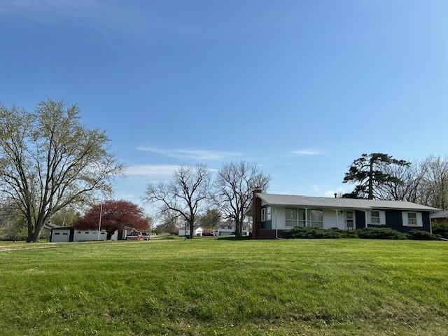 665 E North Street  Warrensburg IL 62573 photo