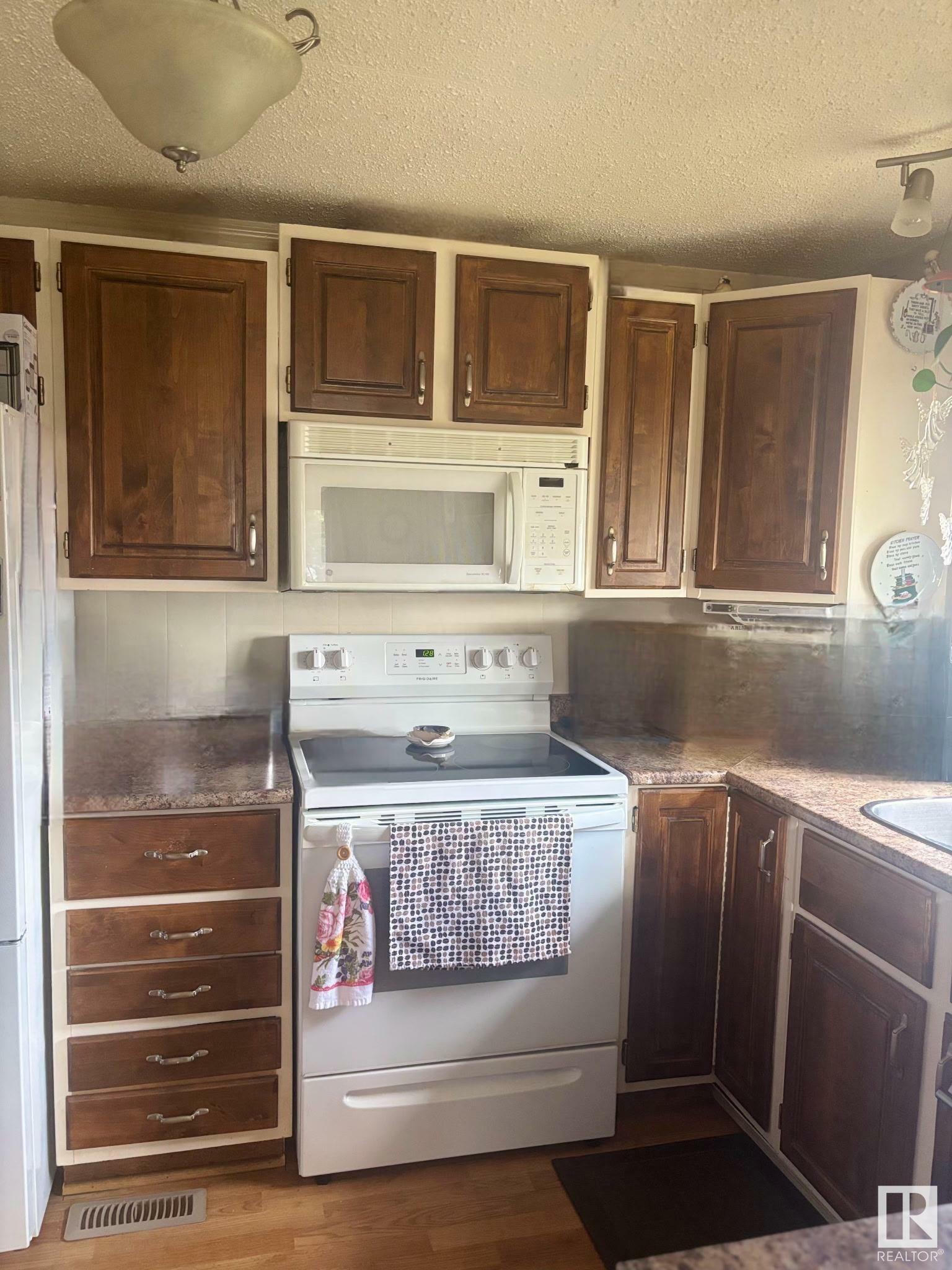 Property Photo: 2 Oak Ridge Drive NW NW AB T6P 1G8
