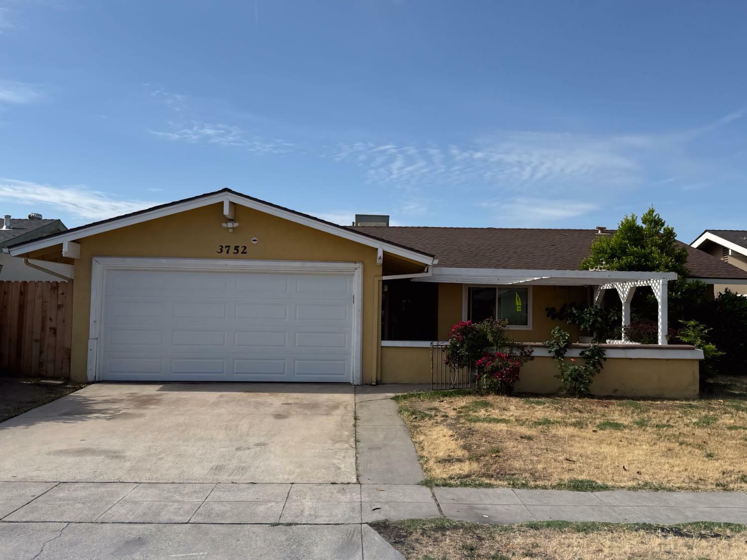 Property Photo: 3752 E Saginaw Way CA 93726