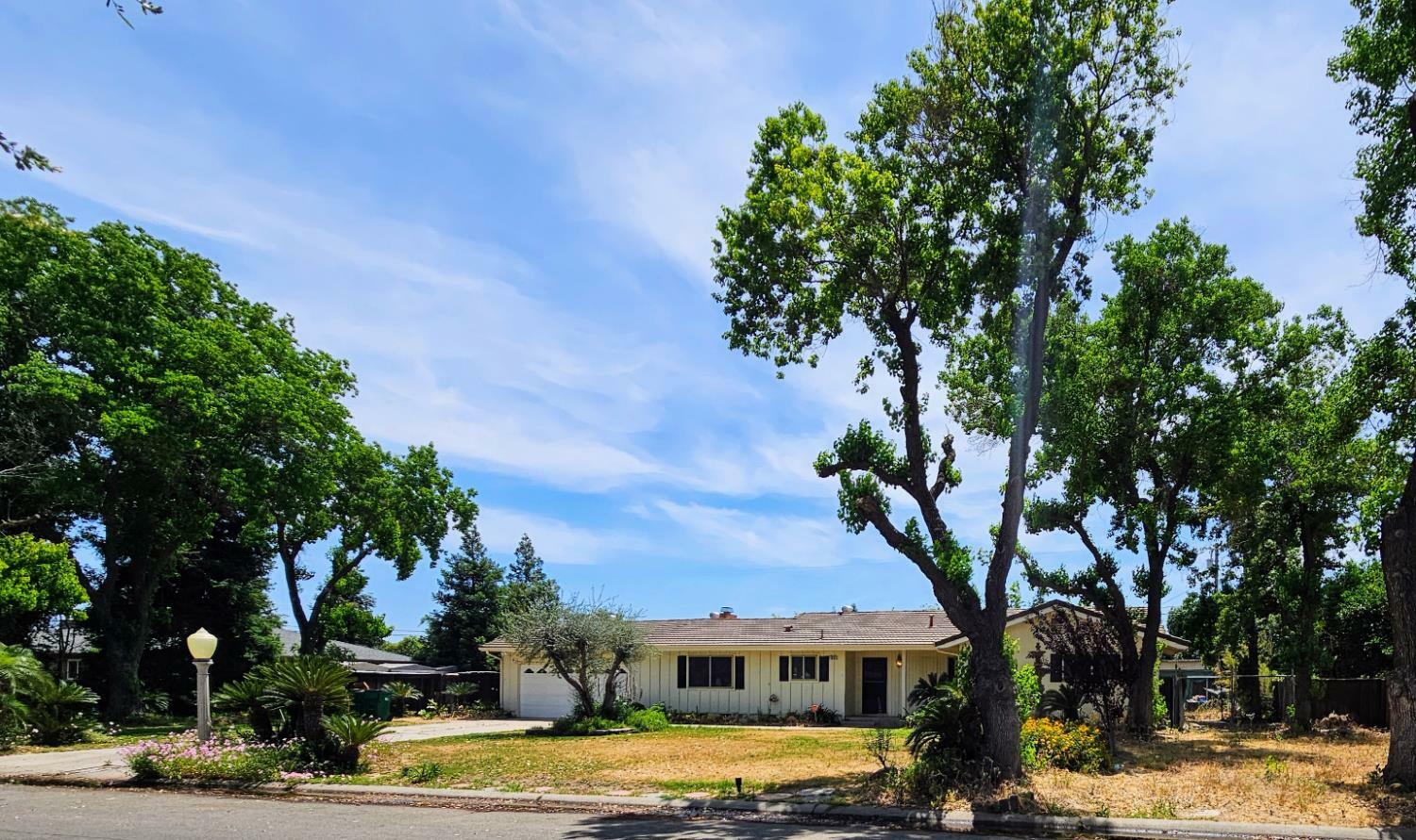 Property Photo: 5850 E Parkside Drive CA 93727