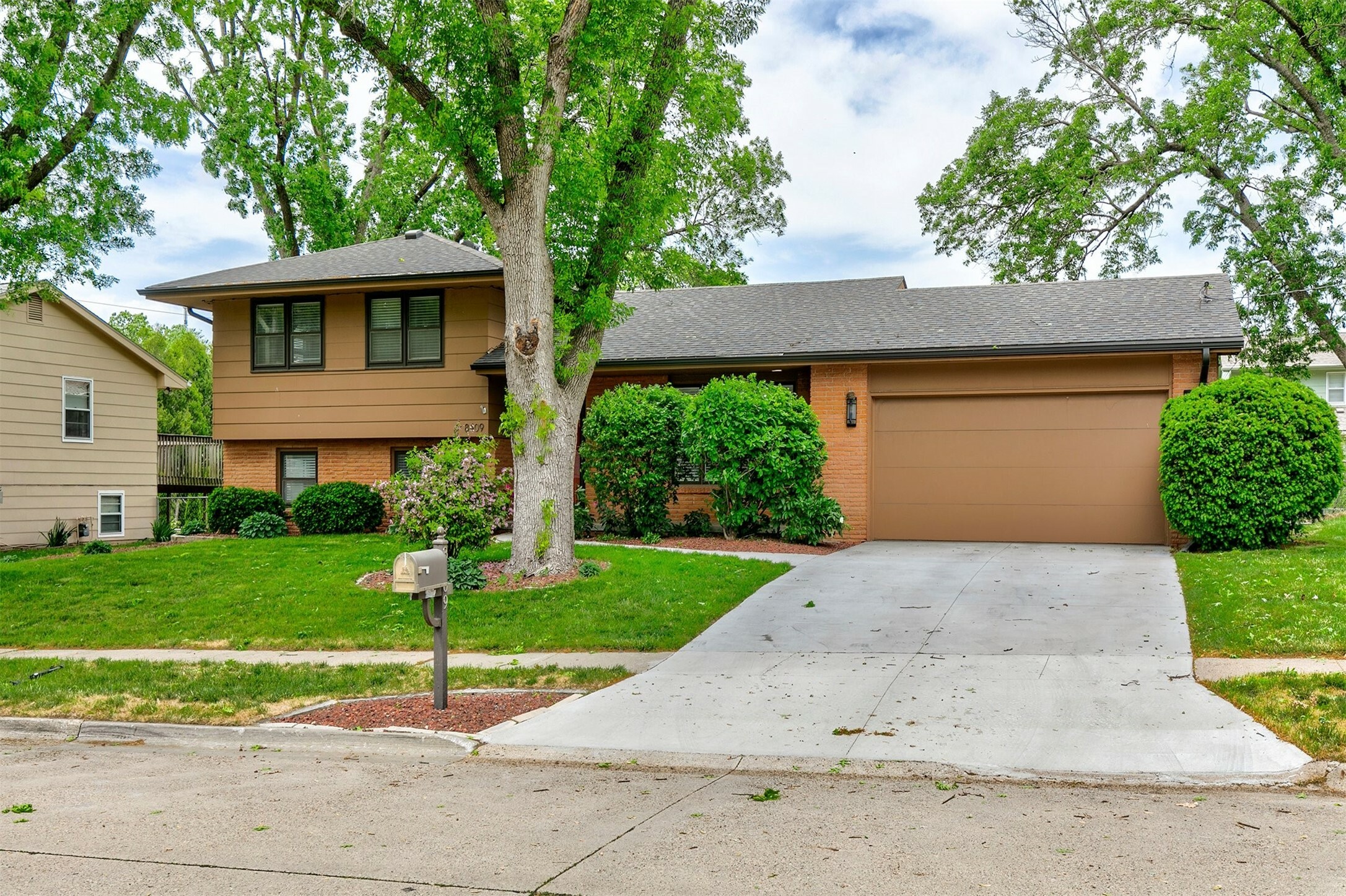 Property Photo: 8409 Prairie Avenue IA 50322
