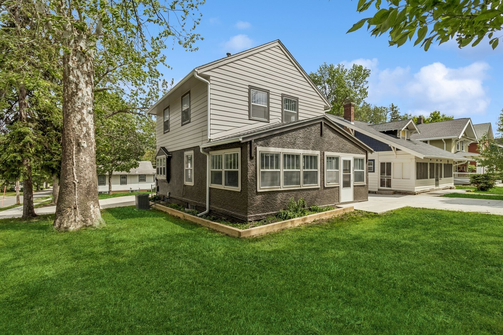 Property Photo: 693 35th Street IA 50312