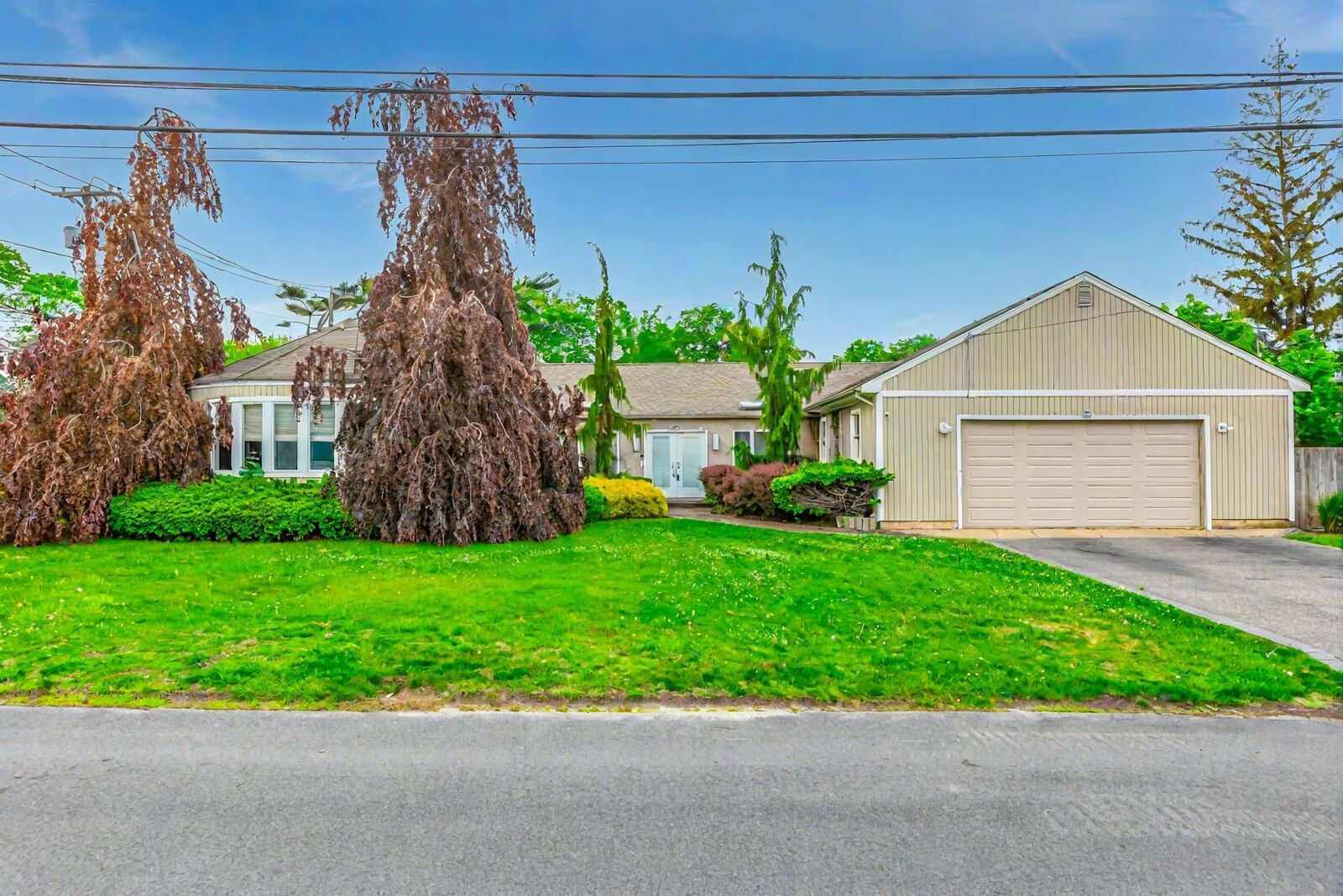 Property Photo:  11 Woodside Avenue  NY 11751 