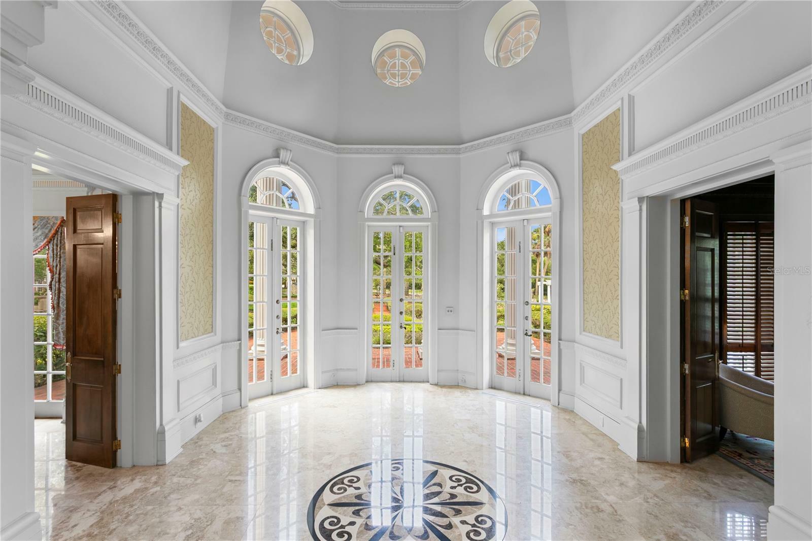 Property Photo: 5002 S Shore Crest Circle FL 33609