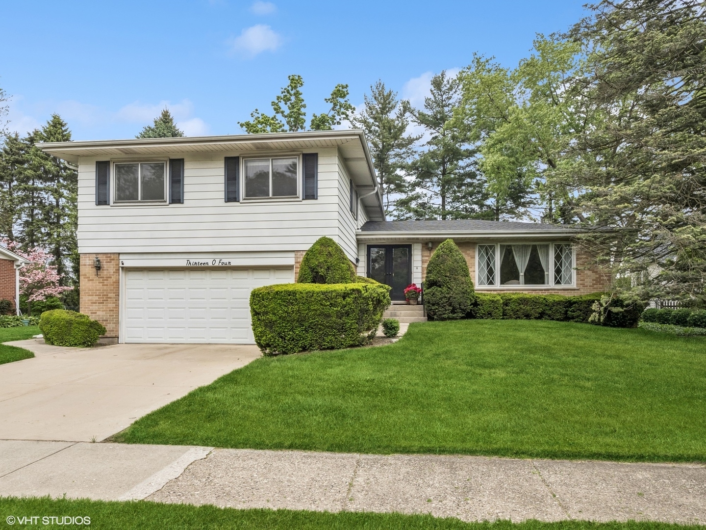 Property Photo: 1304 E Campbell Street IL 60004