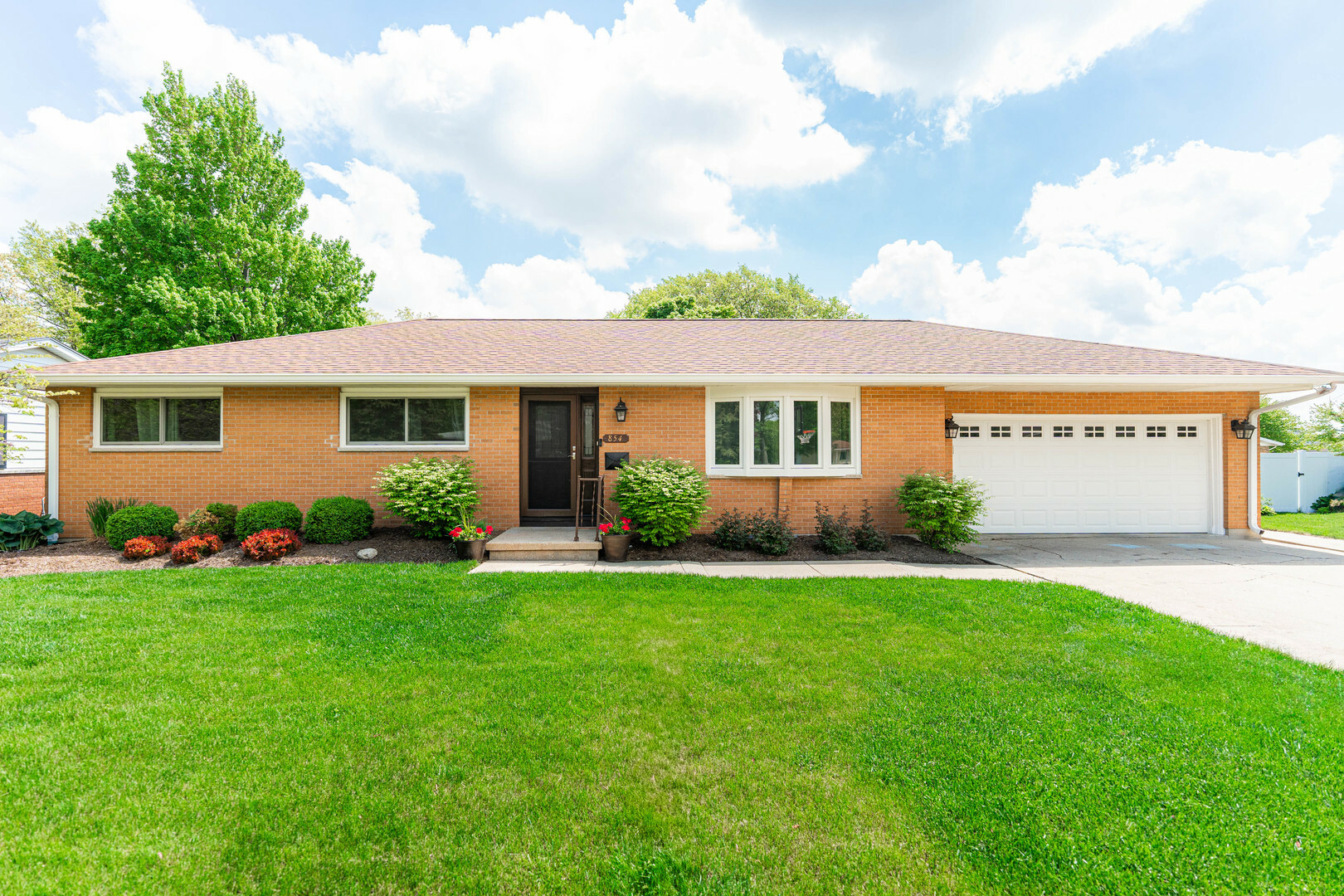 Property Photo: 854 Meadow Lane IL 60178