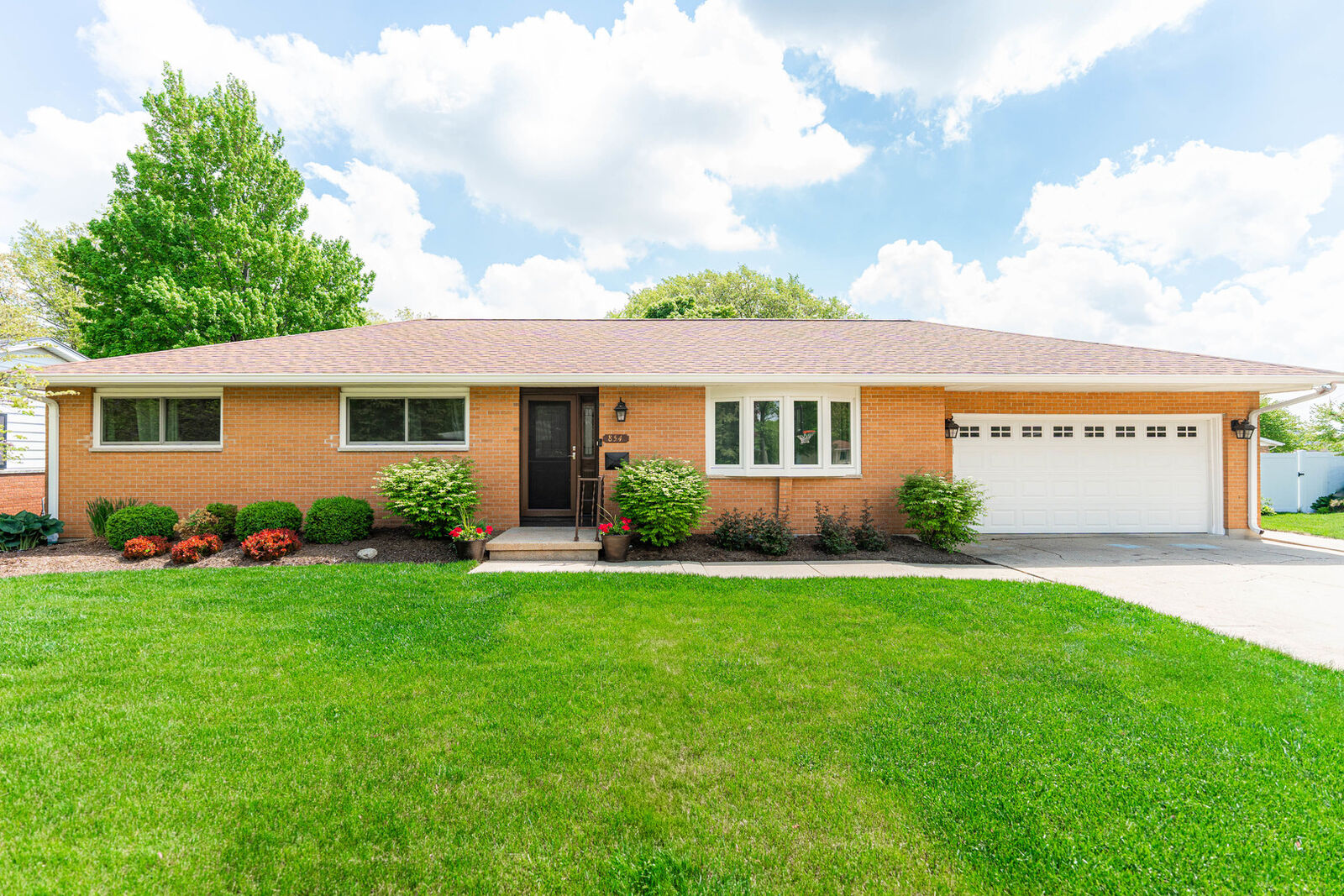 Property Photo: 854 Meadow Lane IL 60178