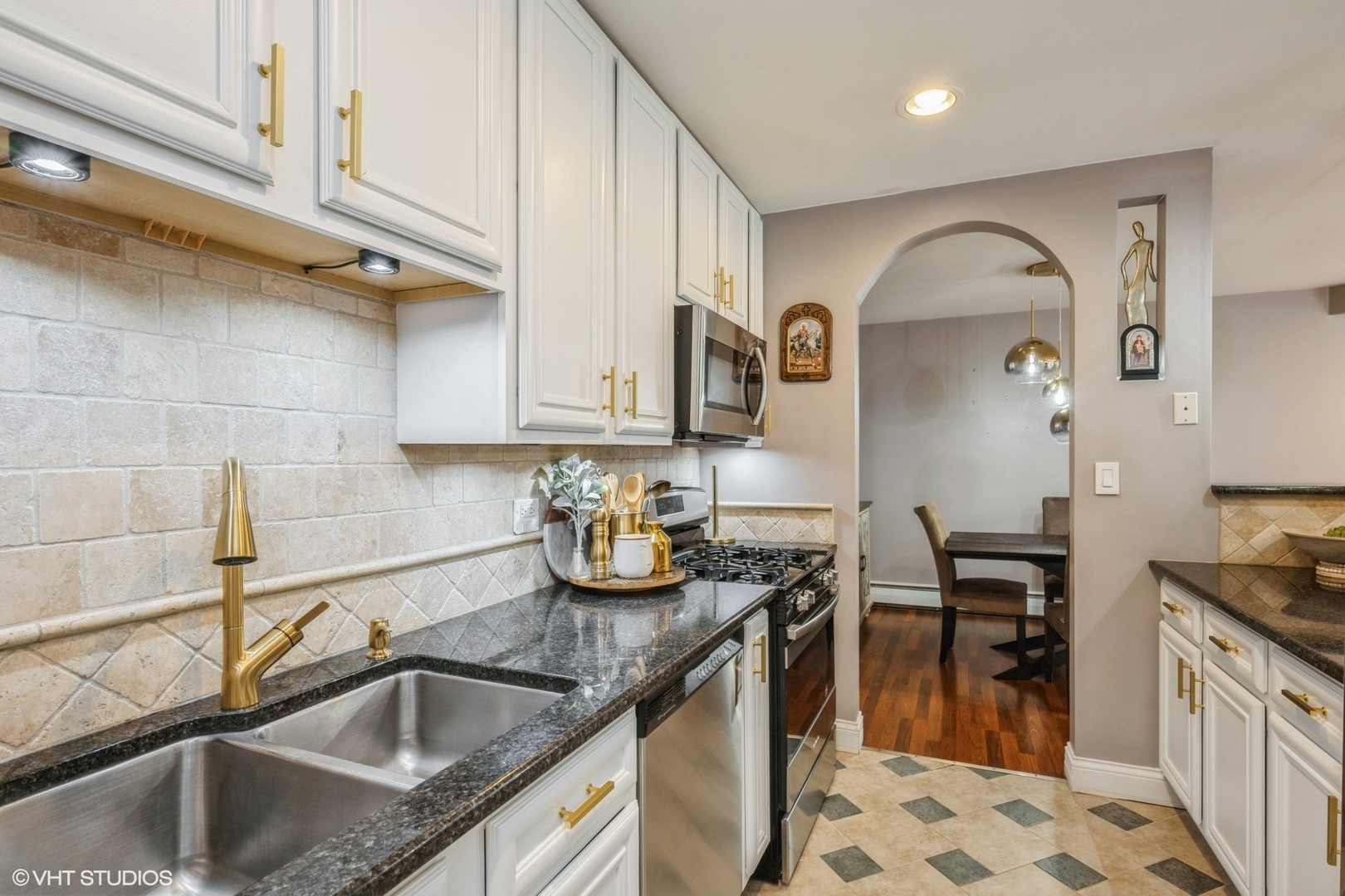 Property Photo: 1116 S New Wilke Road 107 IL 60005