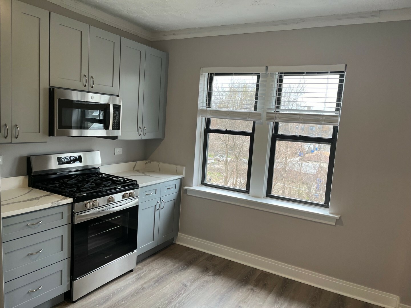 Property Photo: 70 E 68th Street 2 IL 60637