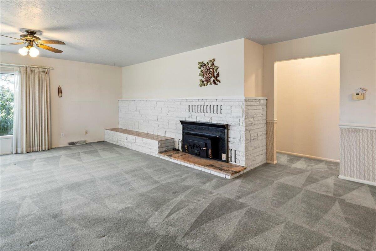 Property Photo: 1406 SW 12th Street OR 97756