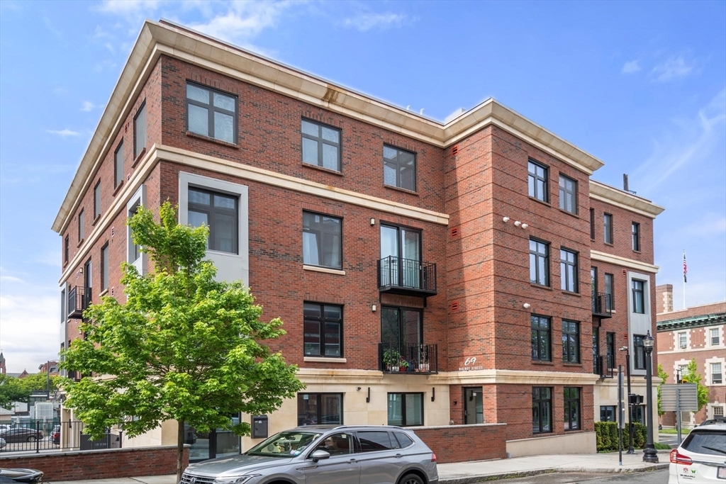 Property Photo: 69 Walnut St 4 MA 02445