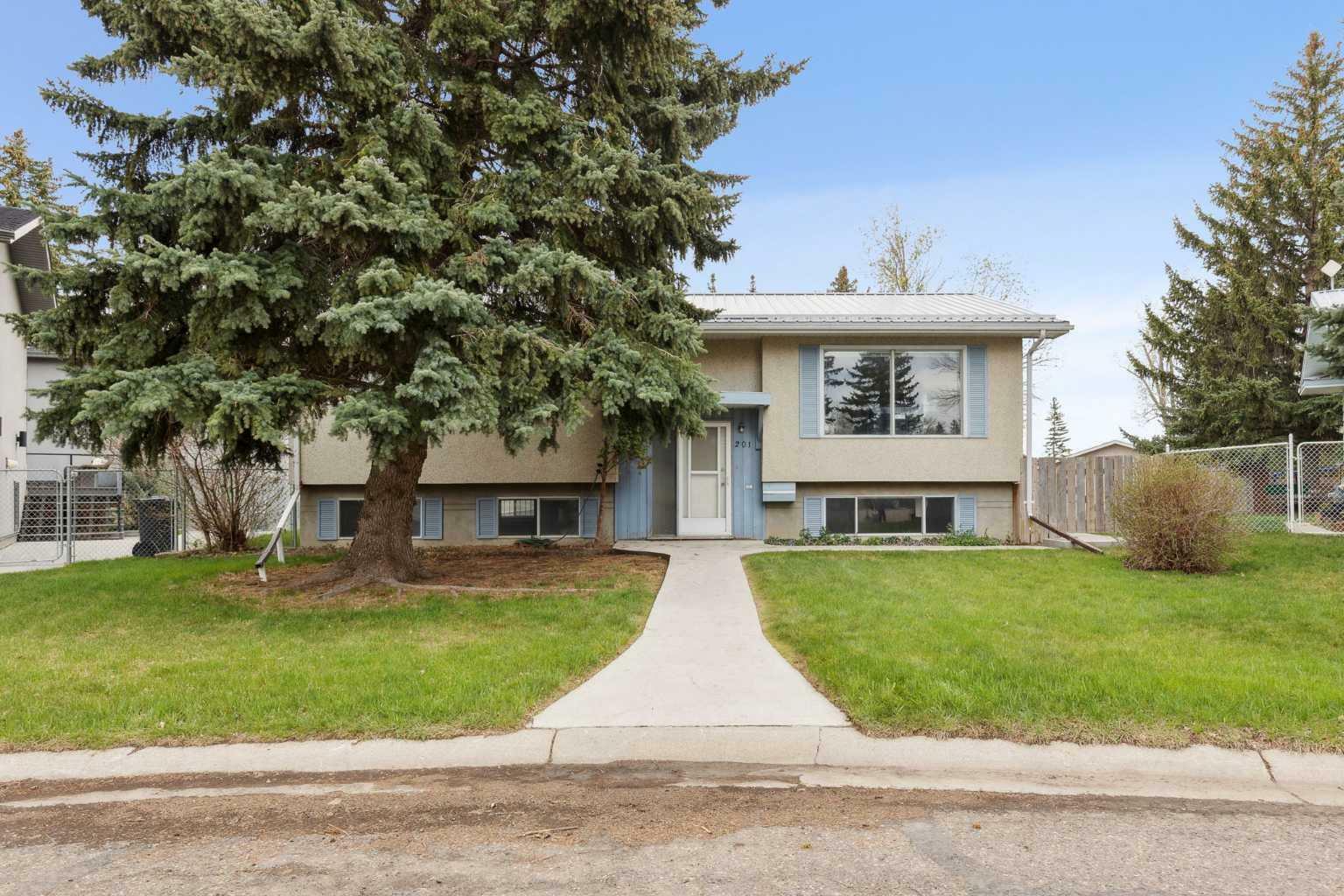 Property Photo:  201 11 Avenue SW  AB T0L 1B0 