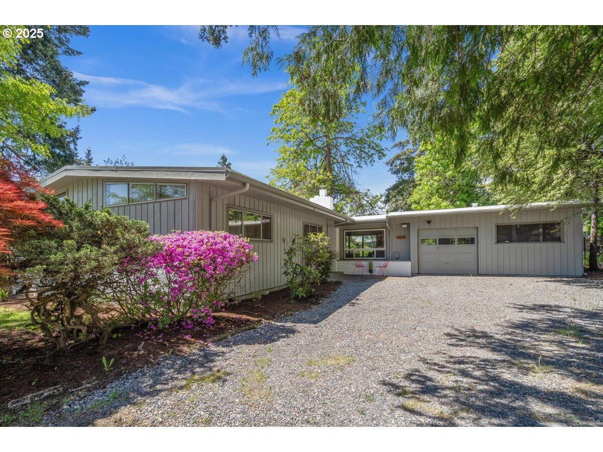 Property Photo:  4209 SE 101st Ave  OR 97266 