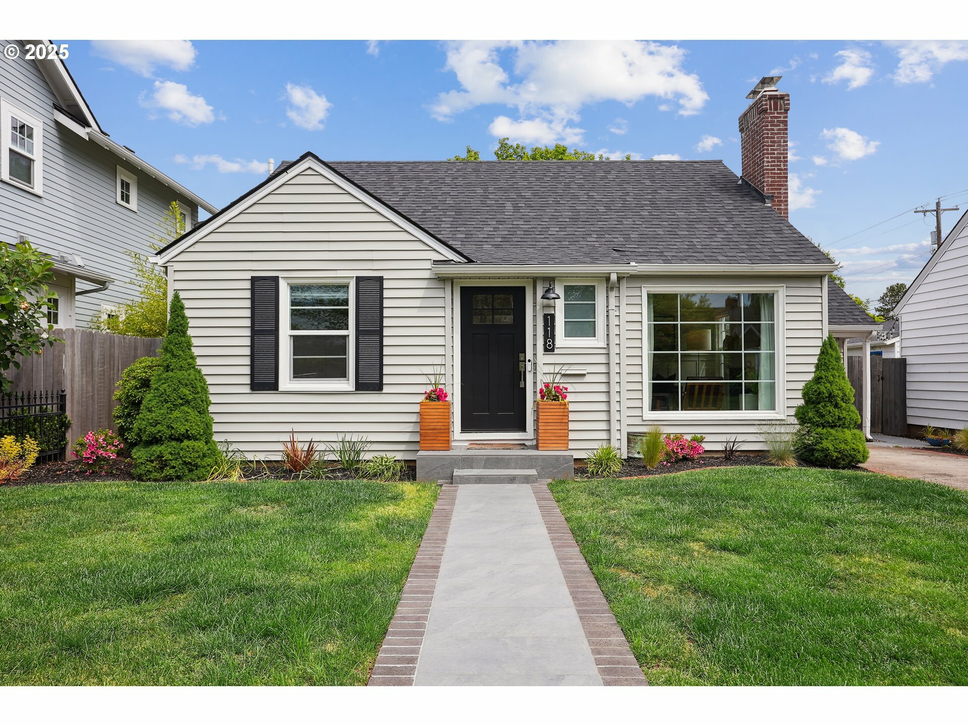 Property Photo: 118 E 36th St WA 98663