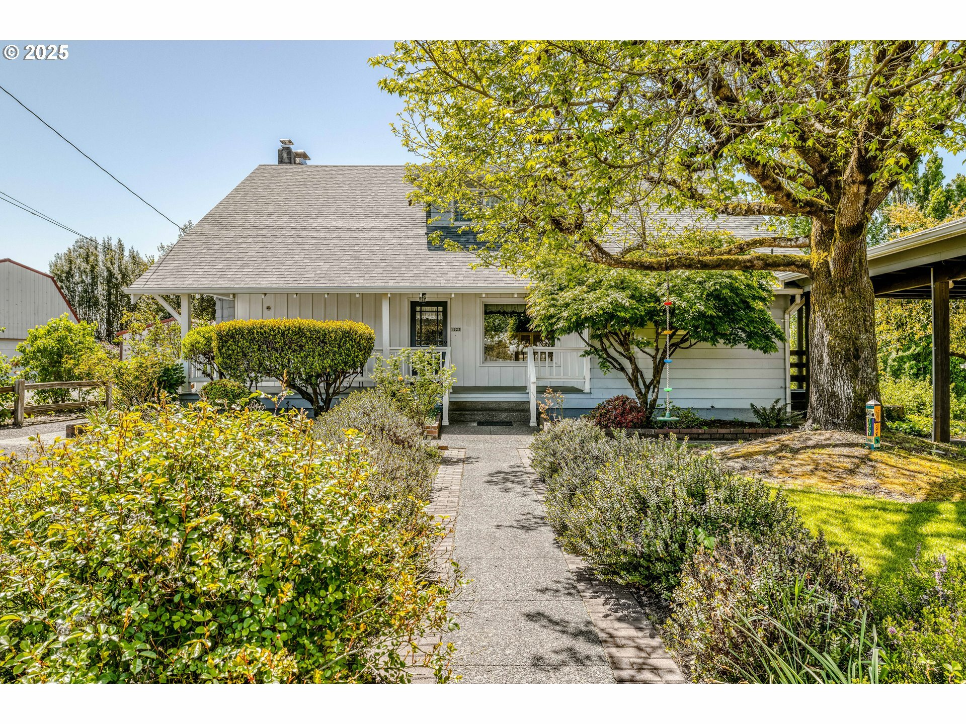 Property Photo: 1223 W 9th St OR 97423