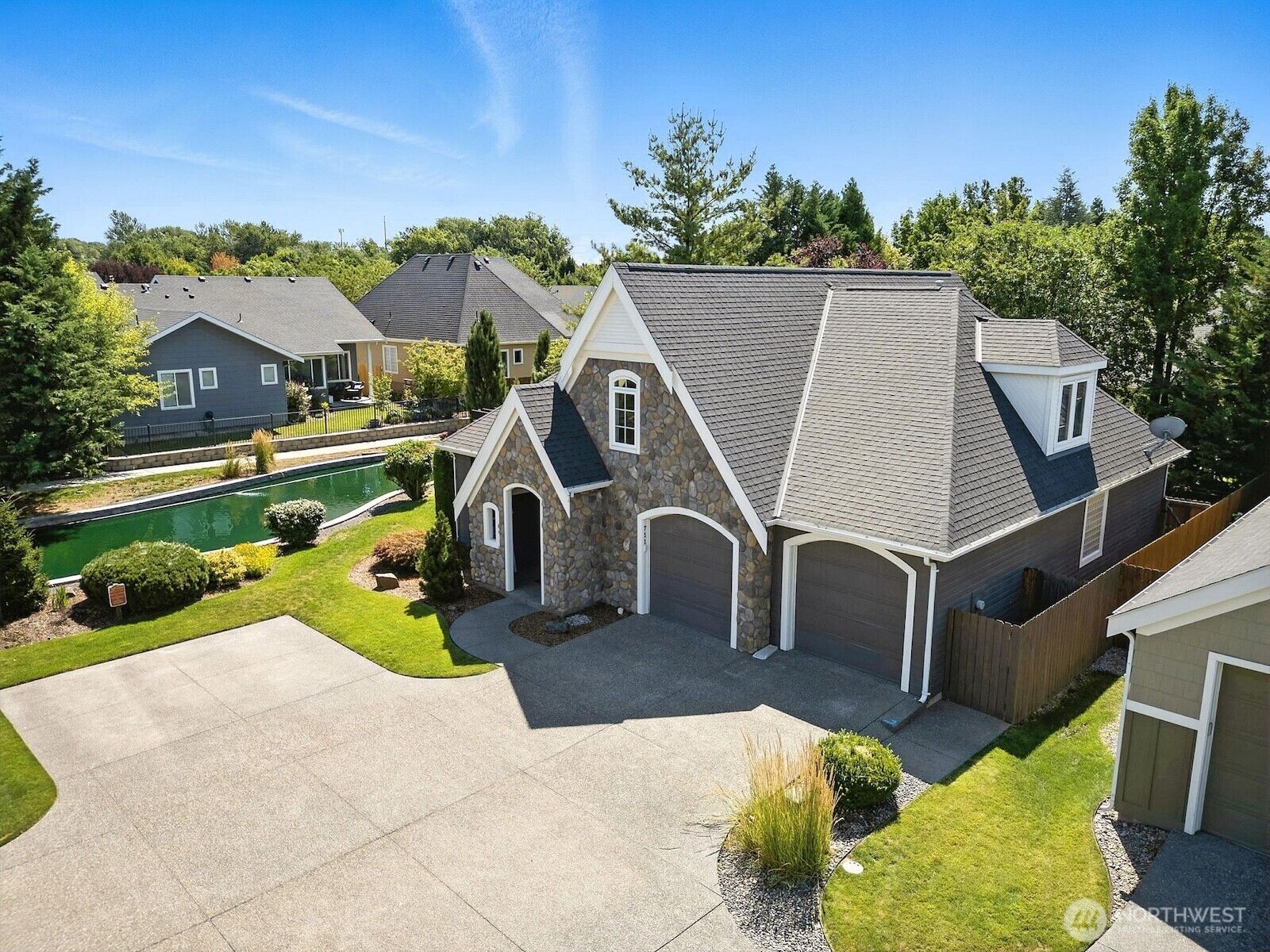 Property Photo: 711 SE Pheasant Run WA 99324