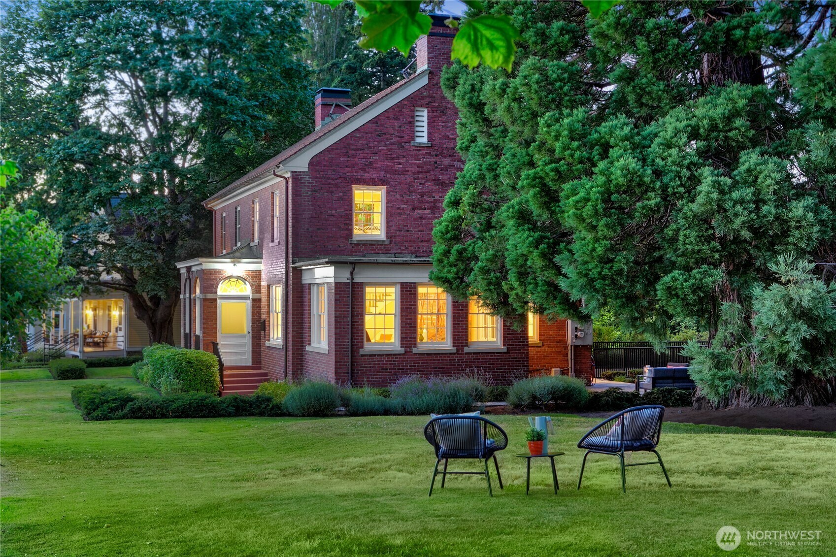 Property Photo: 4404 Montana Circle W WA 98199