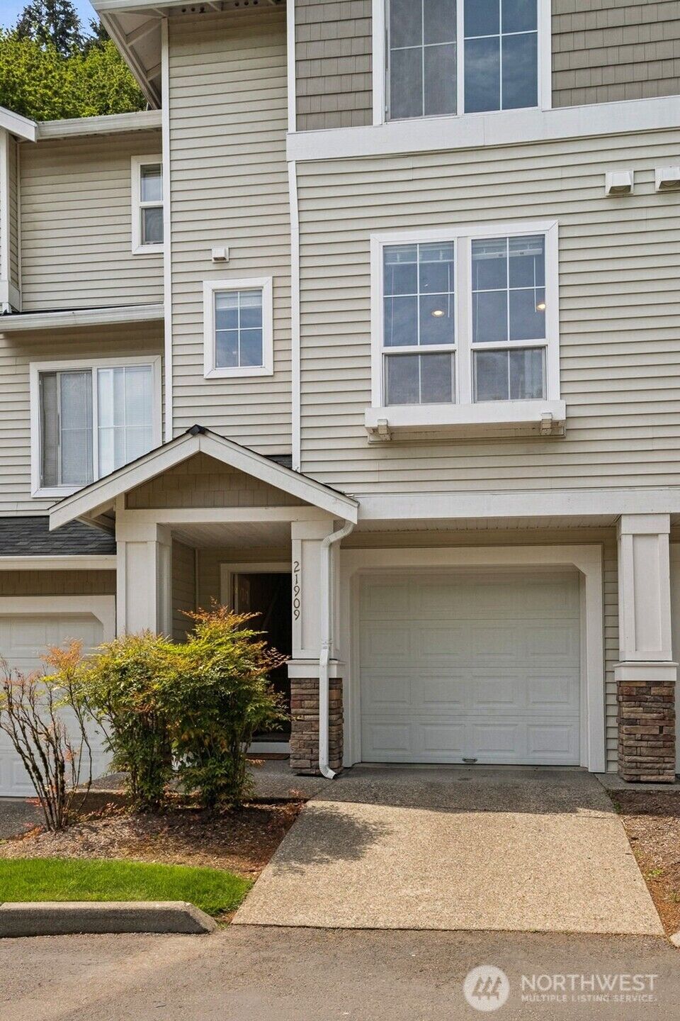 Property Photo:  21909  39 Place S 9-2  WA 98032 