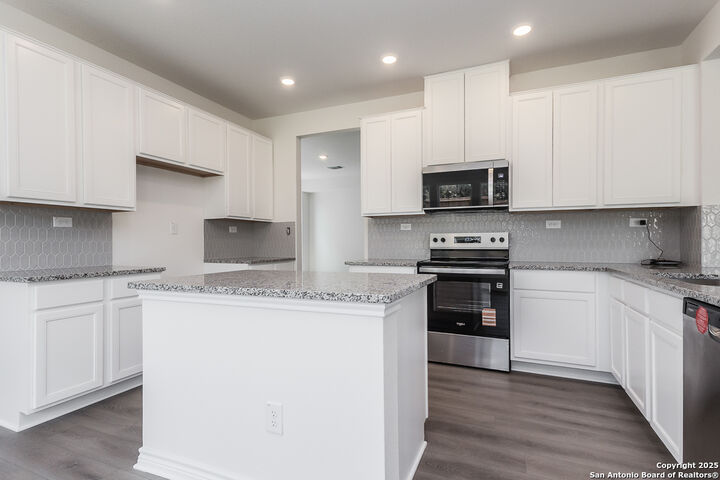 Property Photo:  15504 Electra Cir  TX 78245 