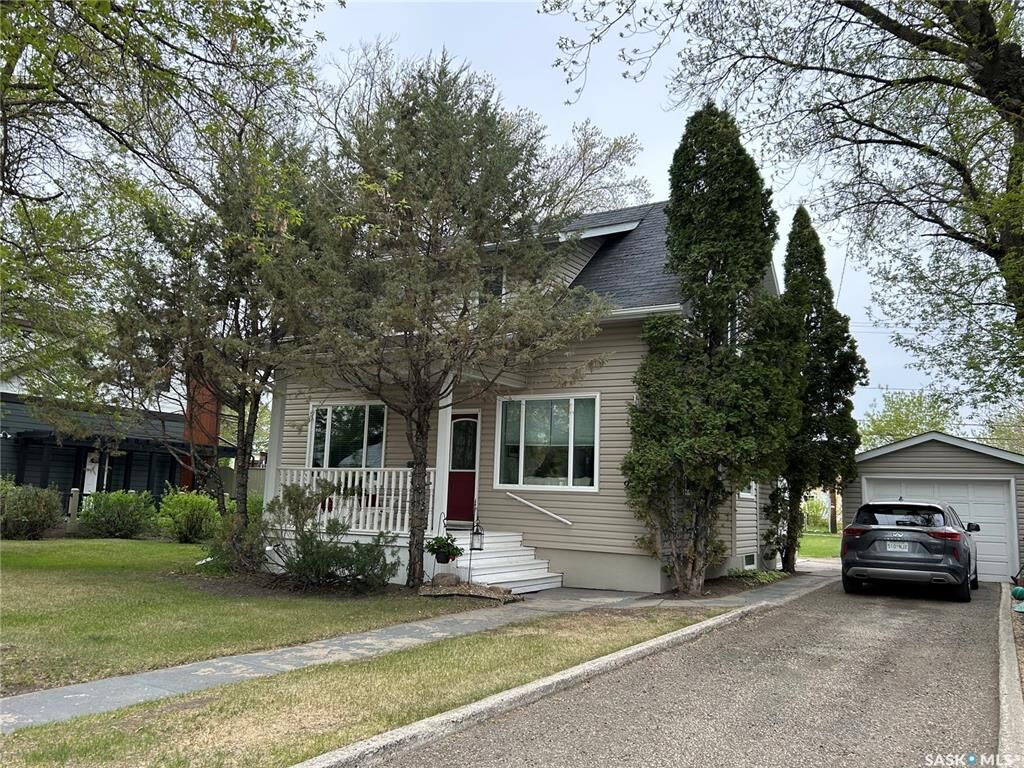 Property Photo: 922 9th Street SK S0K 2A0