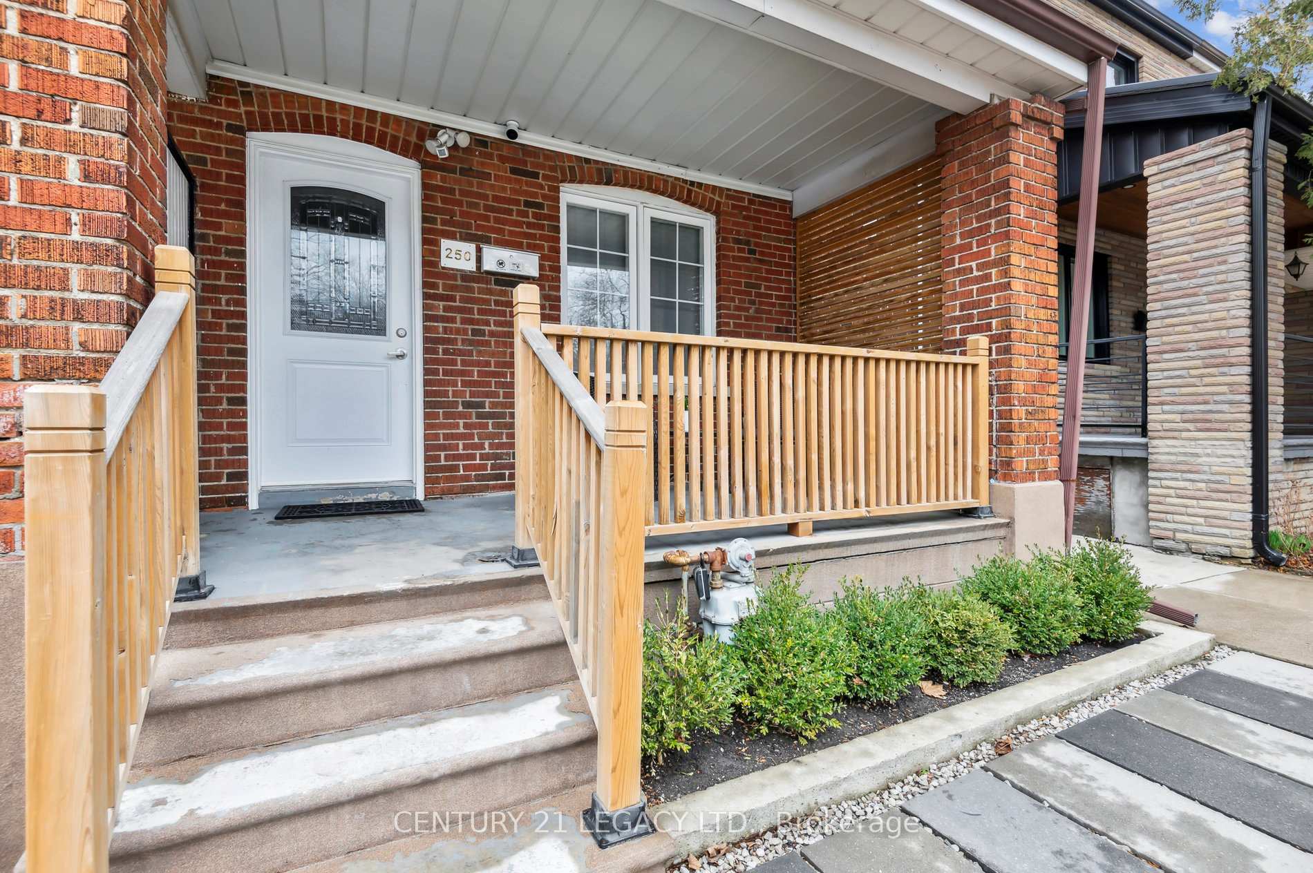 Photo de la propriété: 250 Gilbert Avenue ON M6E 4W7