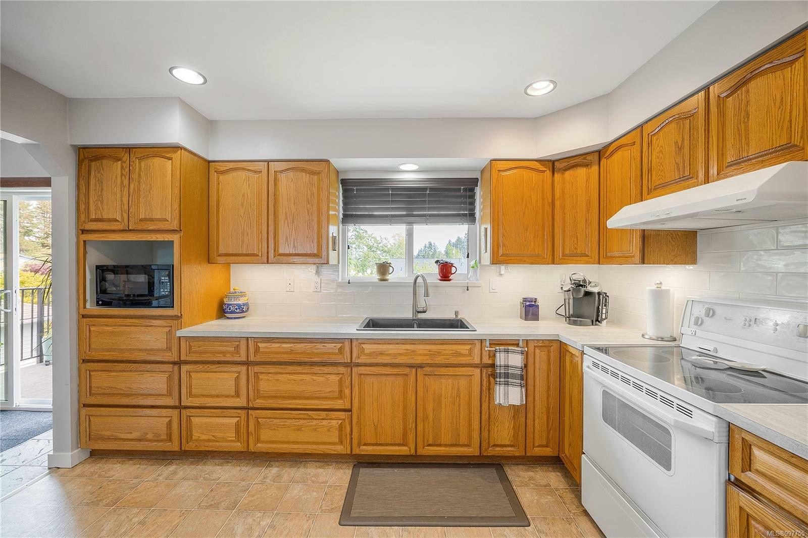 Property Photo: 232 Moilliet St S BC V9P 1M8