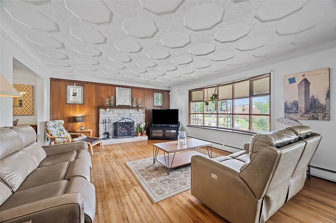 Property Photo: 426 Oliver Dr PA 15131