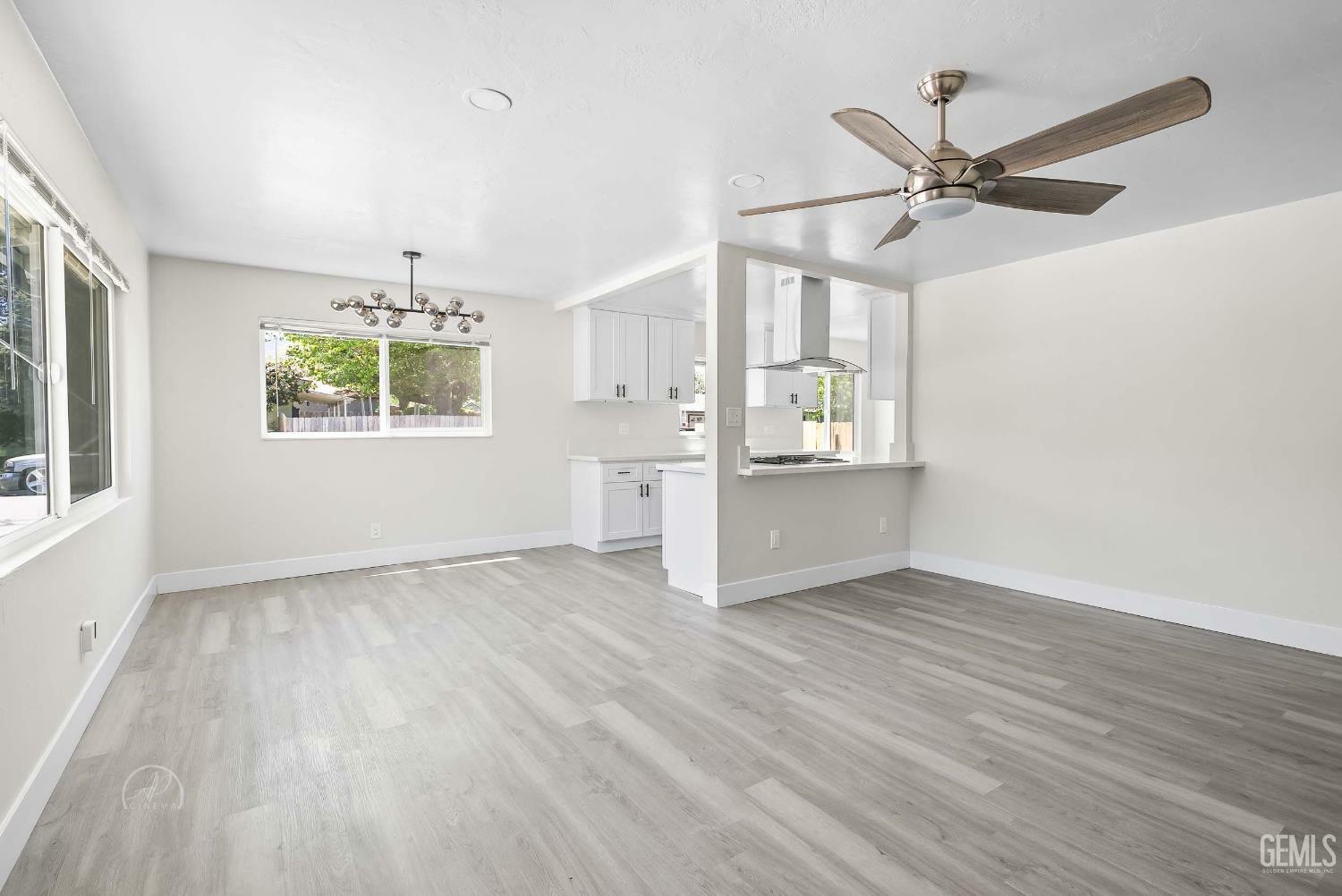 Property Photo: 525 Carroll Way CA 93561