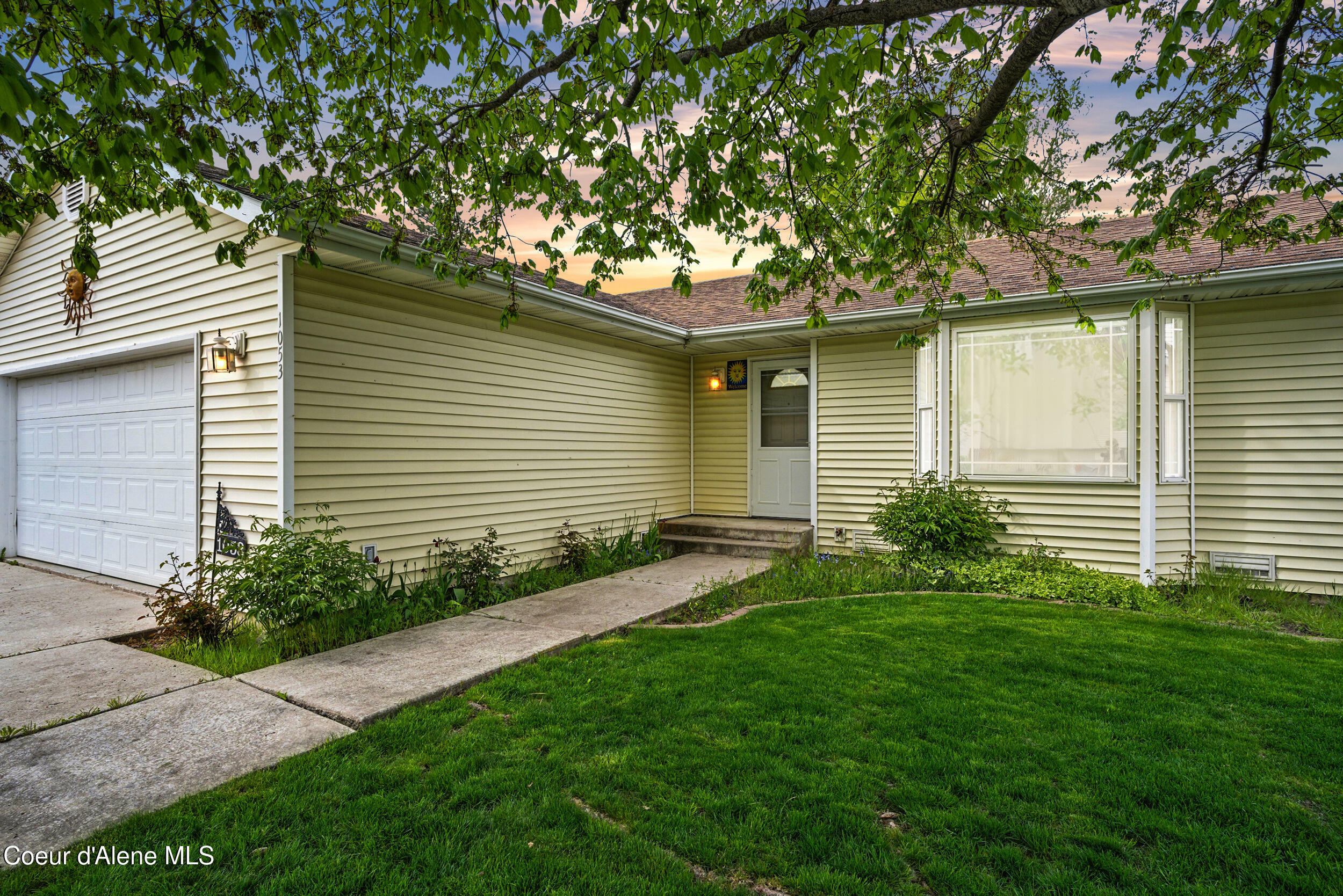Property Photo: 1053 W Heron Avenue ID 83835