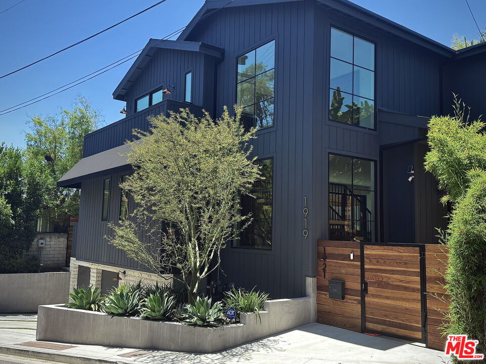 Property Photo: 1919 Pinehurst Rd CA 90068