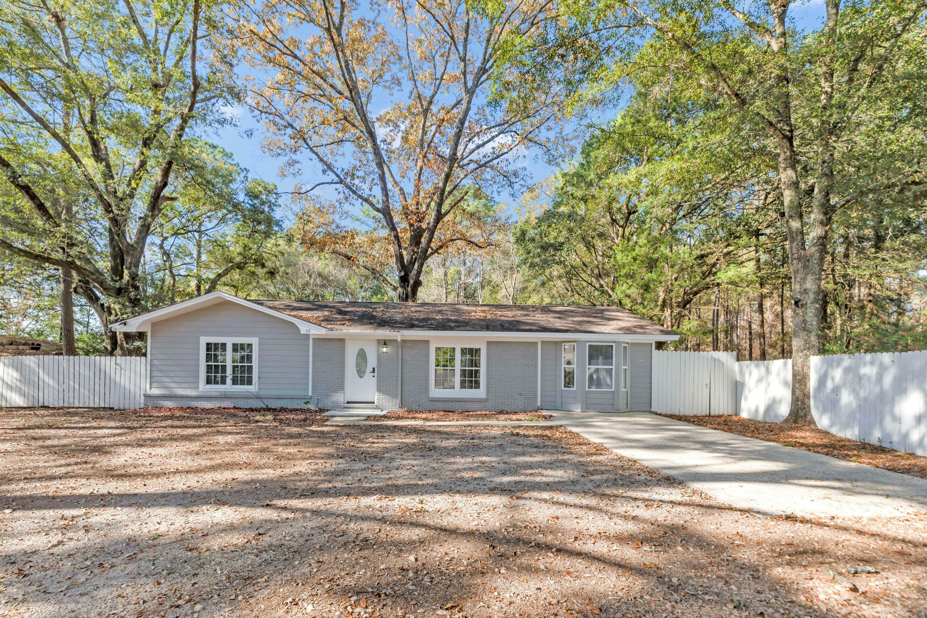 Property Photo: 319 Jones Road FL 32536